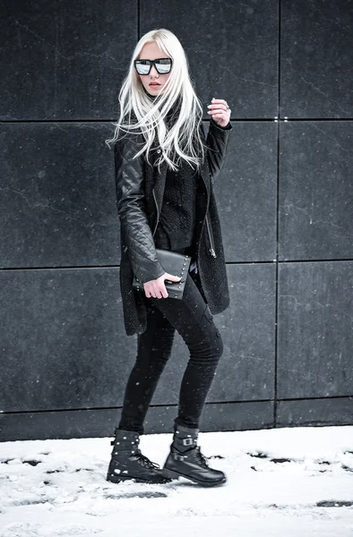 Söt blond ung modell poserar utomhus — Stockfoto
