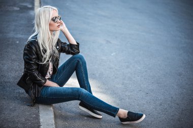 Sarışın sevimli model açık havada poz