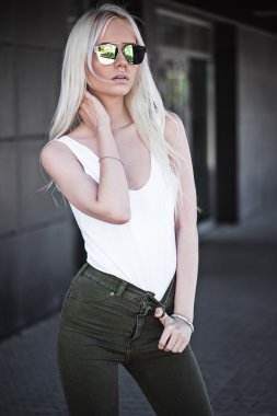 Güzel sarışın model sunglsses dışında poz