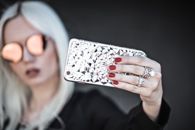 Şık kadın selfie açık