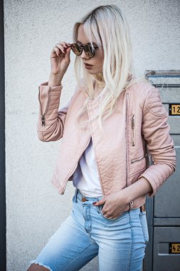 Güzel sarışın model sunglsses havada poz