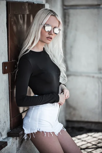 Красивая блондинка в солнцезащитных очках снаружи — стоковое фото