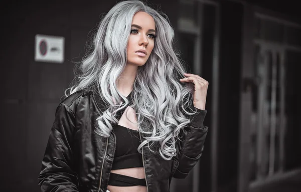 Açık sağlıklı uzun saçlı güzel model