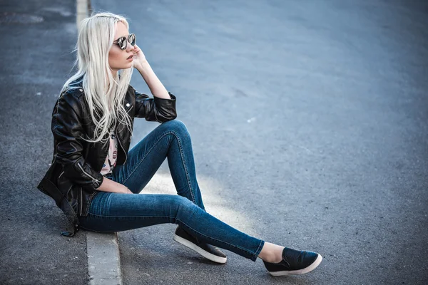 Blond söt modell poserar utomhus — Stockfoto