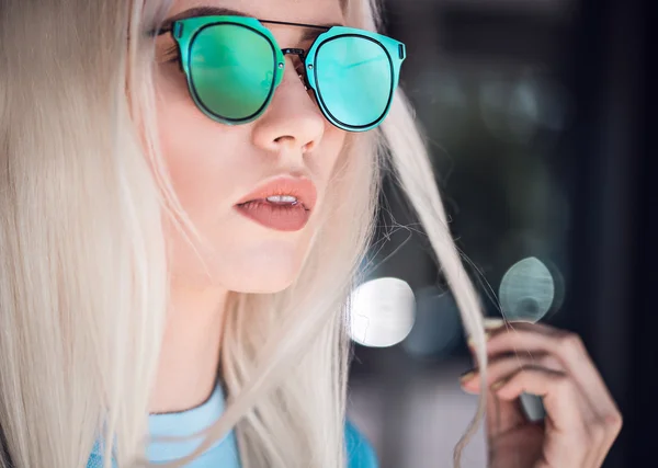 Blonde fille en bleu lunettes de soleil en plein air — Photo