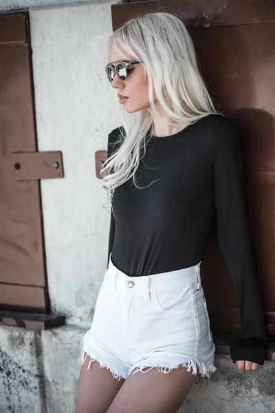 Blonde young woman posing outdoors — Stock Photo, Image