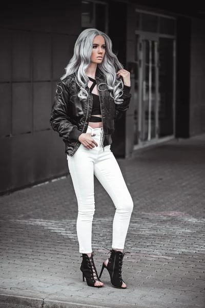 Linda mujer elegante posando al aire libre — Foto de Stock