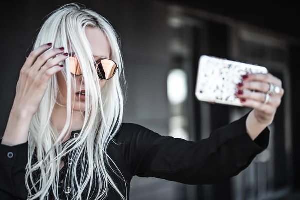 Schattige jonge model selfie buiten — Stockfoto