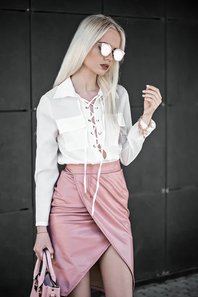 Model posing in sunglasses outdoors — Stock Photo, Image