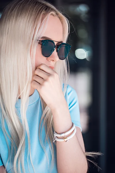 Portrait of beautiful blonde girl in sunglasses outdoors — Stock Photo, Image