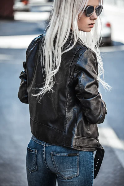 Portrait of beautiful blonde girl in sunglasses outdoors — Stock Photo, Image