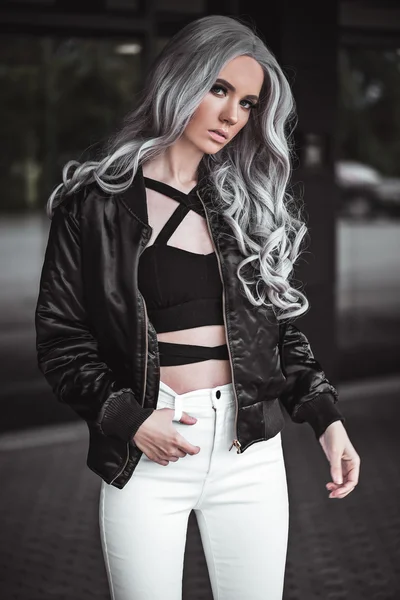 Portrait of beautiful girl with healthy long hair outside — Stock Photo, Image