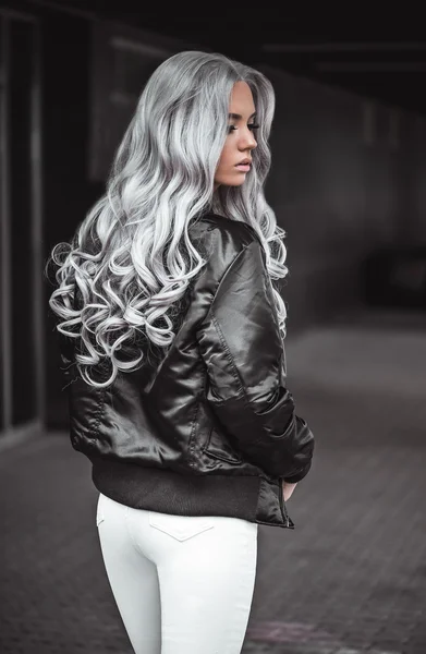 Bonito modelo con cabello largo saludable al aire libre —  Fotos de Stock