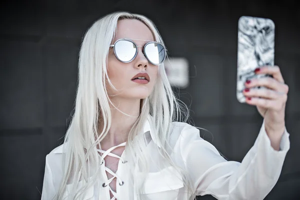 Stylische blonde Frau Selfie im Freien — Stockfoto
