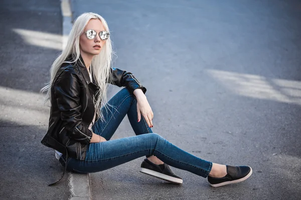 Stylish blonde girl posing outdoors — Stock Photo, Image