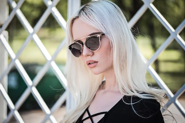 Mooie blonde model in sunglassses buiten — Stockfoto