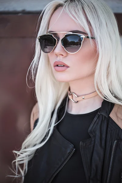 Mooi meisje in sunglassses buiten — Stockfoto