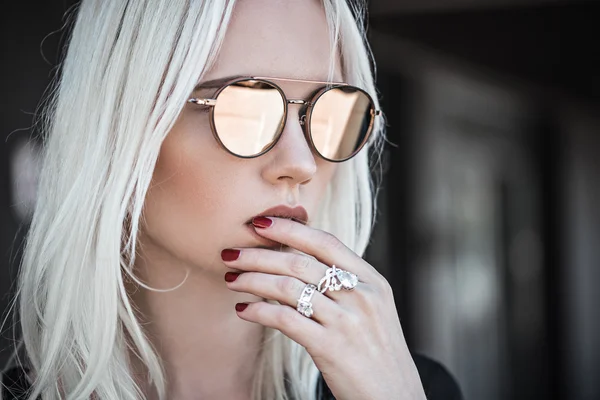 Bella ragazza bionda in occhiali da sole all'aperto — Foto Stock