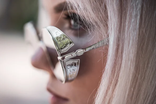 Blond meisje in vintage zonnebril buitenshuis — Stockfoto