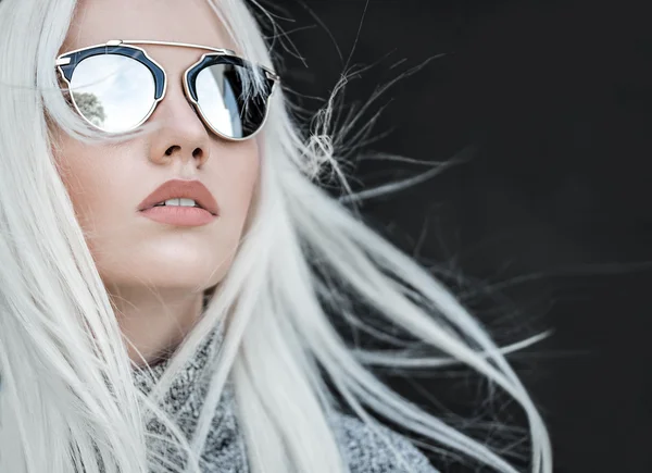 Joli modèle en lunettes de soleil en plein air — Photo