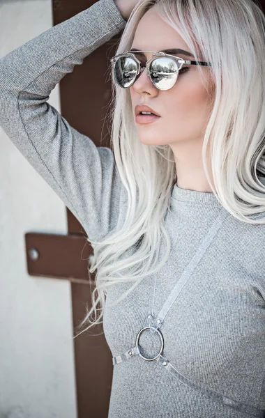 Красива дівчина в сонцезахисних окулярах на відкритому повітрі — стокове фото