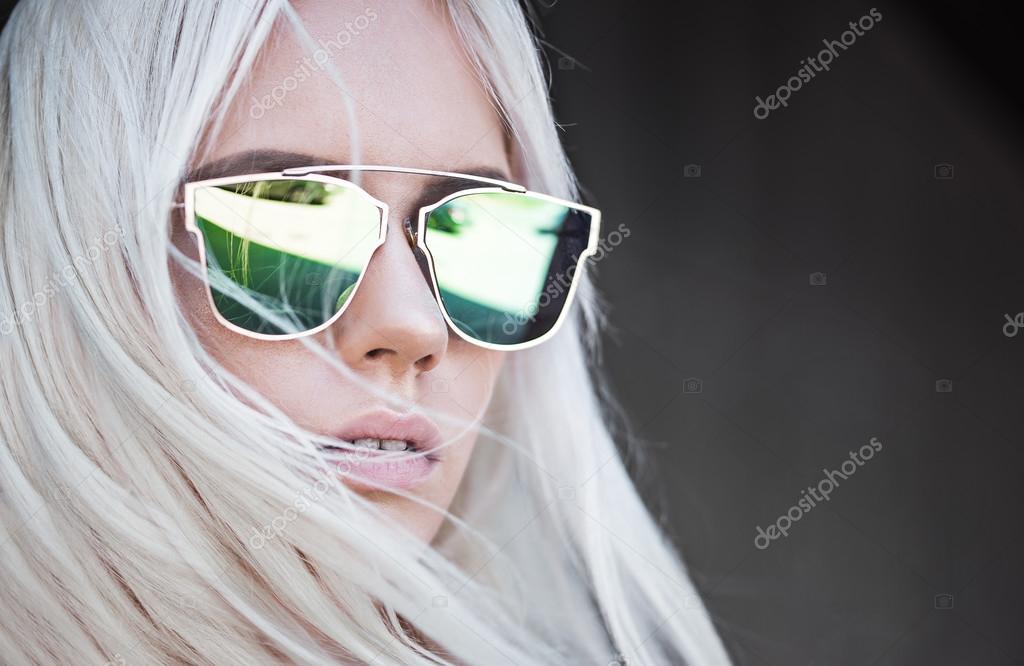 rubia con gafas de sol fotos de imágenes de Chica rubia con gafas de sol sin royalties | Depositphotos