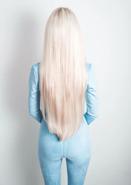 Красивая женщина с светлыми волосами — стоковое фото