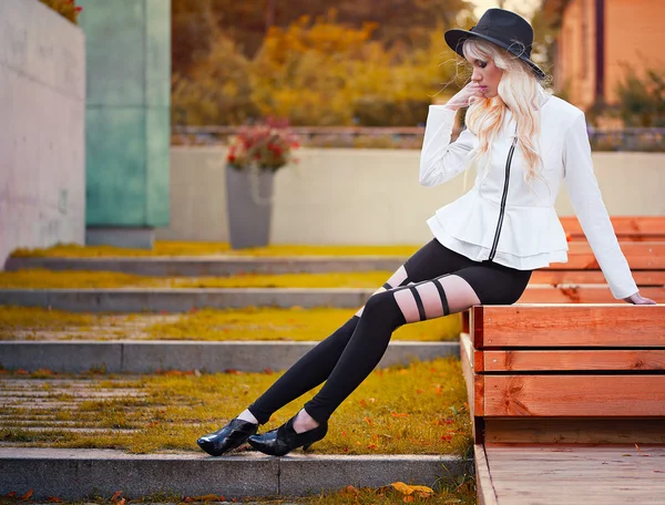 Fashion blonde girl outdoors — Stock Photo, Image