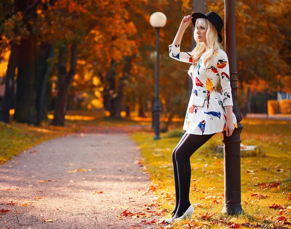 Prachtige blond meisje in jurk buitenshuis — Stockfoto