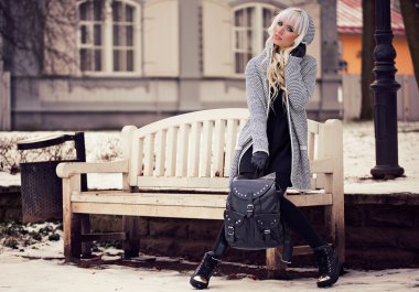 Açık havada poz içinde güzel sarışın kız