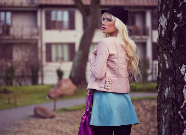 güzel sarışın kız poz içinde