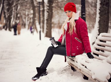 Açık havada kahve ile kadın moda