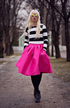 sokakta yürüyen güzel sarışın kız