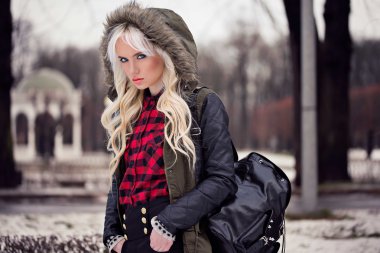 Güzel sarışın kızın portresi.