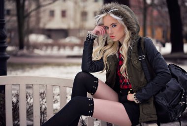 Güzel sarışın kızın portresi.