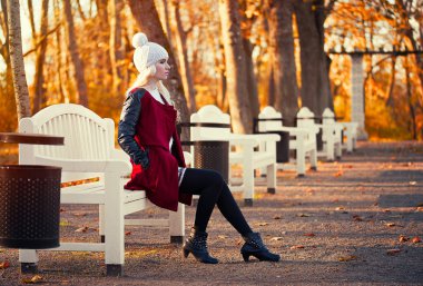 Sarışın genç kadın poz içinde 