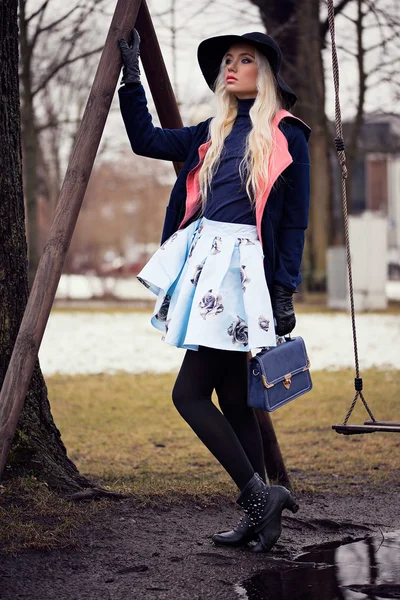 Mulher de moda com saco ao ar livre — Fotografia de Stock