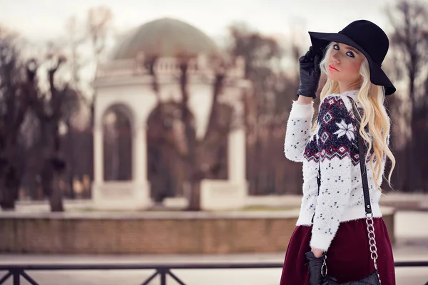 Mooie blonde vrouw in poseren — Stockfoto