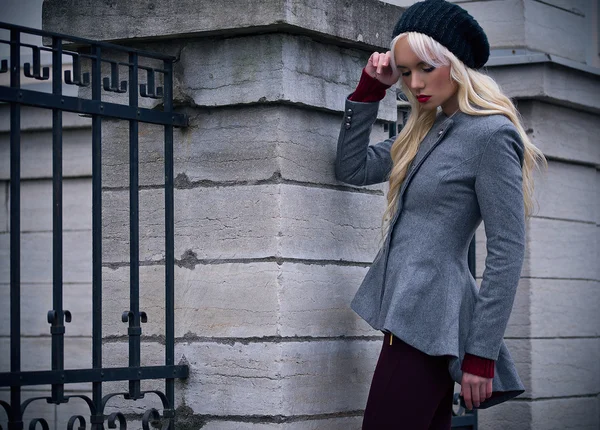 Chica rubia con labios rojos al aire libre —  Fotos de Stock