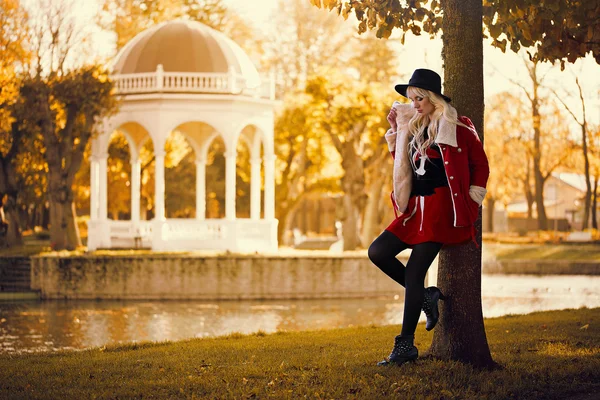 Chica rubia bonita en posar al aire libre — Foto de Stock