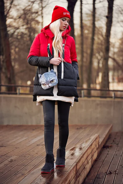 Mode kvinna med väska utomhus — Stockfoto