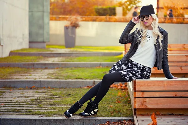 Hübsches blondes Mädchen posiert im Freien — Stockfoto