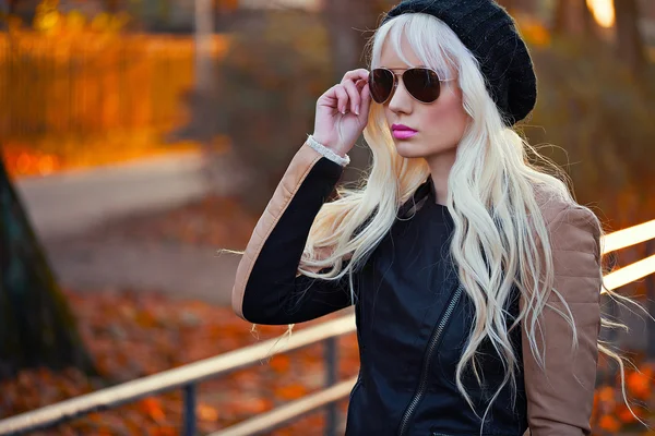 Beautiful blonde woman in sunglasses outdoors — Stock Photo, Image