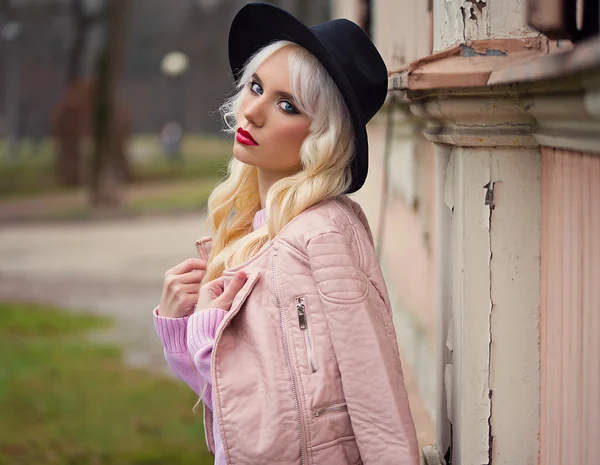 Portrait of beautiful blonde girl with perfect makeup — Stock Photo, Image