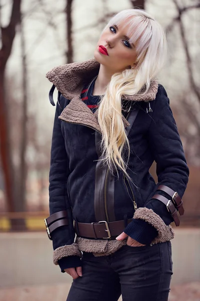 Portrait of beautiful woman outdoors — Stock Photo, Image