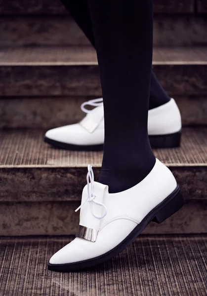 Hermosos zapatos blancos al aire libre — Foto de Stock