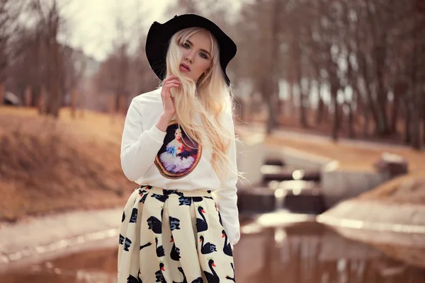 Portrait of beautiful young woman — Stock Photo, Image