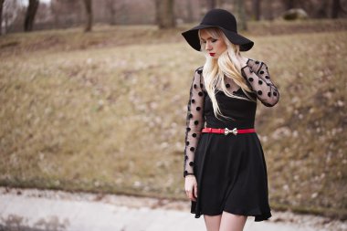 Açık havada poz içinde güzel kız