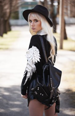 Açık havada poz içinde güzel sarışın model