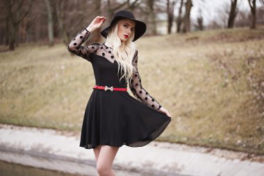 Açık havada poz içinde güzel womanl